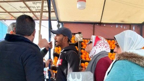 إزالة فرش فاكهة على سور حديقة في بورسعيد | صور