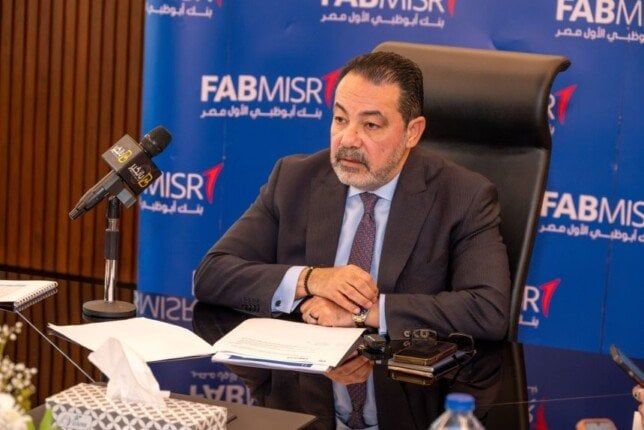 بعد غرامة بقيمة مليار جنيه.. هل يرحل محمد عباس فايد من بنك أبوظبي الأول؟