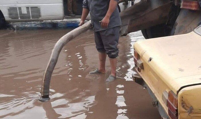 جهود لإصلاح كسر في خط مياه أمام مجمع خدمات بهتيم