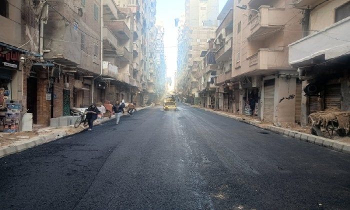 عقب جولة المحافظ.. الطرق و النقل بالإسكندرية تنهي 90% من رصف شارع الطيار أحمد سعود بحي شرق