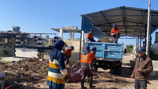 احتراما لحرمة الموتى.. رئيس حي غرب بورسعيد تتابع أعمال نظافة وتجميل المقابر | صور