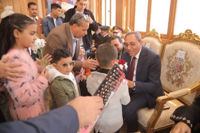 محافظ قنا يشارك أقباط قوص فرحتهم بعيد الميلاد ويؤكد: وحدة المصريين أقوى من كل التحديات