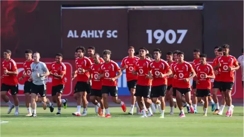 الأهلي يختتم تدريباته اليوم استعدادًا للقناة.. وقرار مرتقب بشأن التشكيل