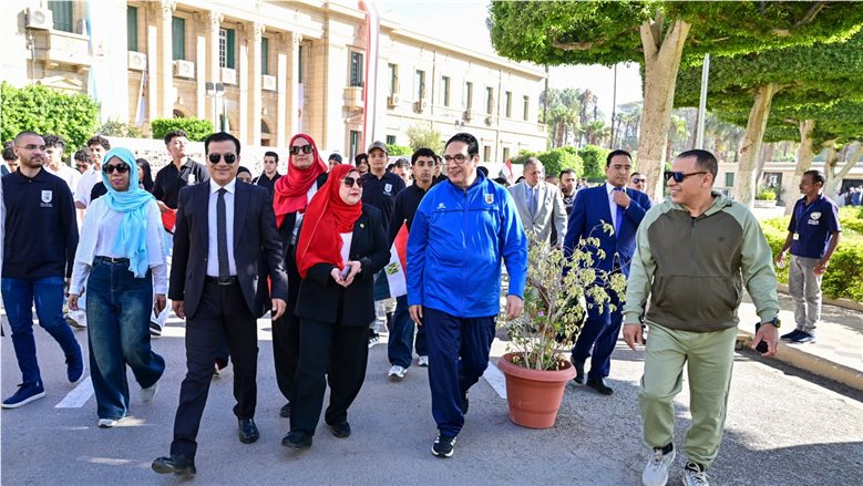 رئيس جامعة القاهرة يشارك في ماراثون للدراجات مع طلاب كلية الآداب ضمن احتفالات الجامعة بانتصارات أكتوبر
