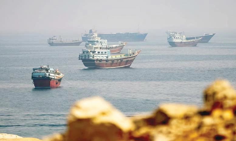 هيئة بحرية بريطانية: إصابة ناقلة بمقذوف بعد عبورها مضيق هرمز ولا تقارير عن إصابات
