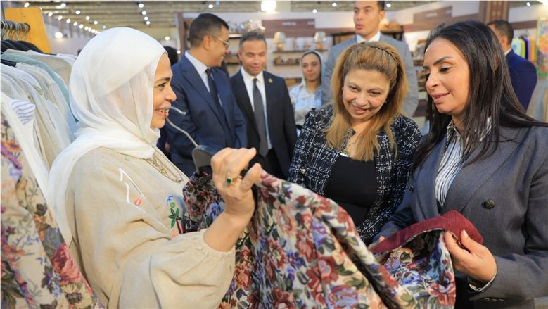 وزيرة التضامن تتفقد جناح صندوق دعم الصناعات الريفية والبيئية المشارك في فعاليات معرض "تراثنا"