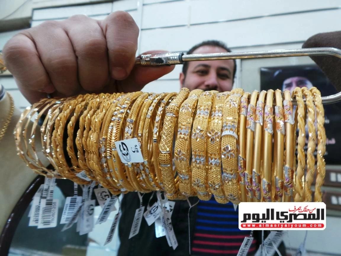 سعر الذهب يفقد 100 جنيه في الجرام اليوم الجمعة.. هل الوقت مناسب للشراء أم ننتظر هبوطًا أكبر؟