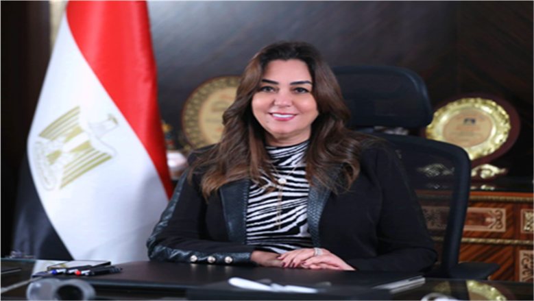 منال عوض تتفقد مشروعات حياة كريمة وتضع حجر أساس مجمع تمور بالفرافرة