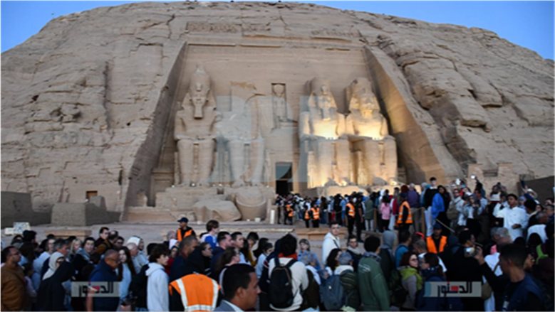 3 آلاف سائح يتوافدون على أبو سمبل لمشاهدة تعامد الشمس
