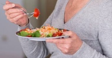 من 20 لـ50 سنة.. أطعمة يحتاجها جسمك فى كل مرحلة عمرية