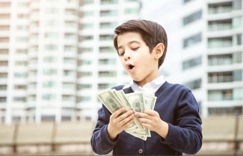 إيلون ماسك يتعهد بتوزيع 10 مليار دولار على الأطفال