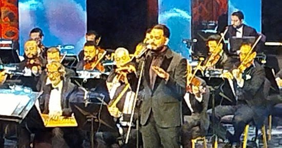 أحمد سعيد يشعل مهرجان الموسيقى العربية بأغانى الزمن الجميل وسط تفاعل الجمهور