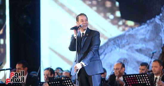 مدحت صالح يغازل جمهور الأوبرا: إيه العظمة دى.. ربنا ما يحرمنى منكم