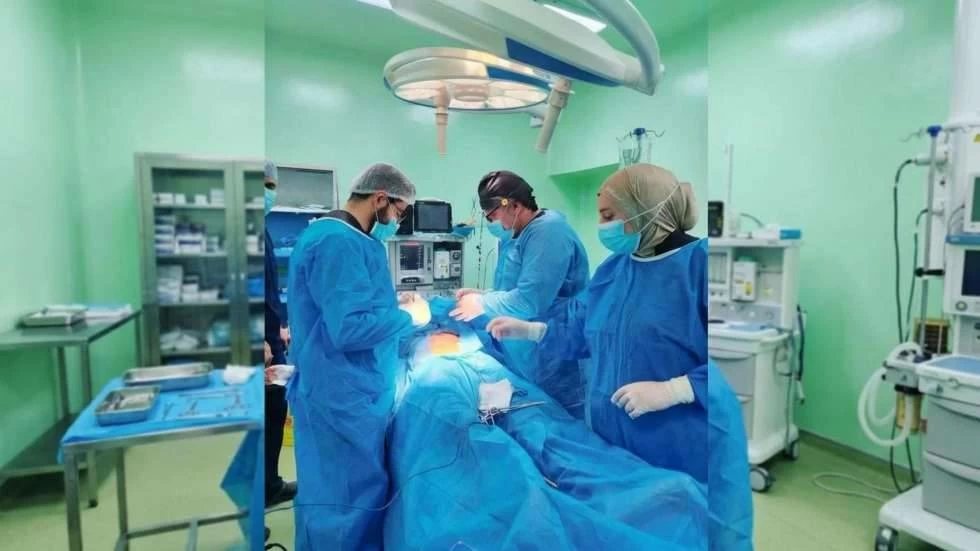 فريق طبي ينجح فى استخراج 214 دبوساً معدنياً من داخل بطن أحد المرضى بالعراق