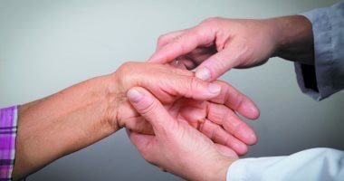 5 خرافات عن التهاب المفاصل.. هل تزيد الرياضة الألم والجراحة أحد الحلول؟