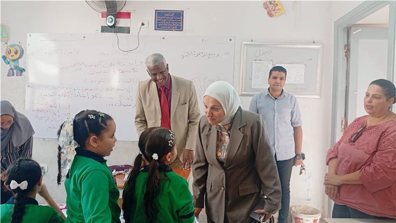 «أبو كيلة» تتفقد مدارس البساتين..وتؤكد على غرس قيم الوطنية والانتماء لدى الطلاب