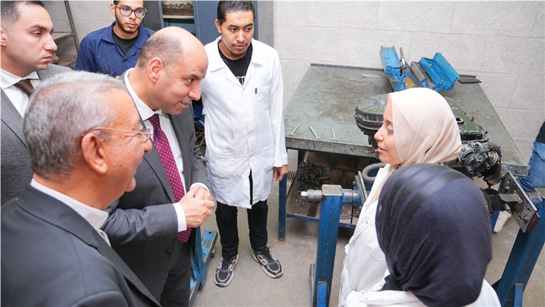 وزير العمل يشيد بفتيات اقتحمن مهن السيارات والميكانيكا في معهد "دون بوسكو" الإيطالي بالقاهرة