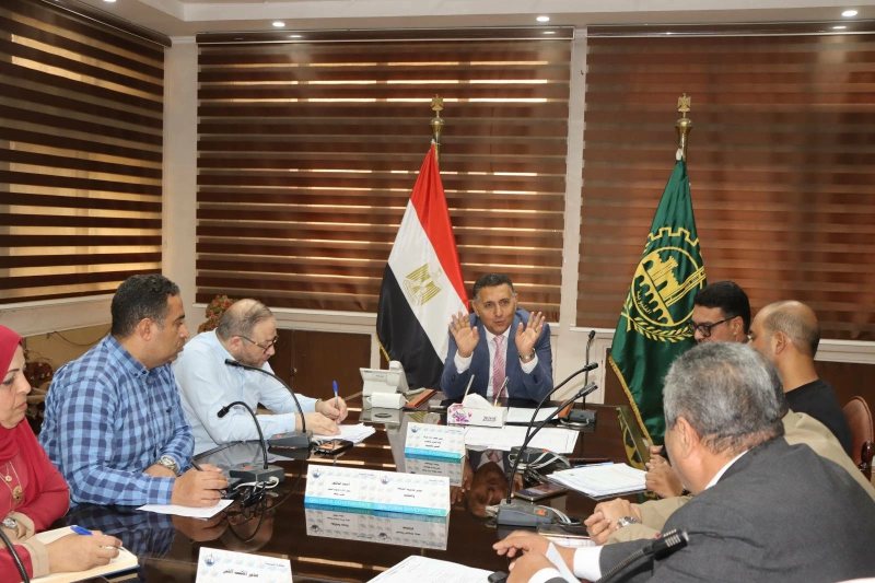 حلول لأزمة تسربات الصرف بمدرسة عبد الحليم نور الدين بالرملة فى بنها
