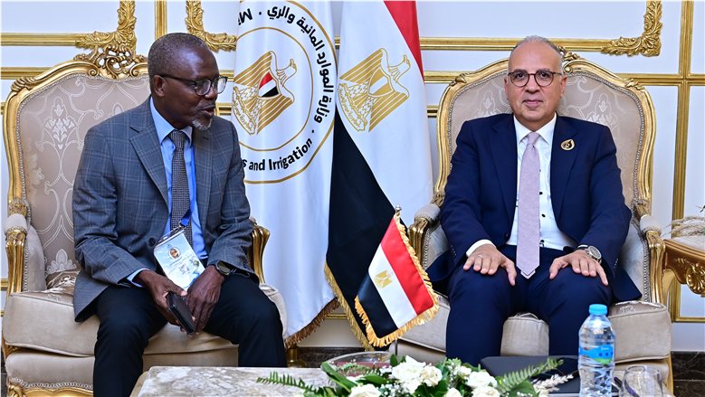 وزير الري يبحث مع رئيس المياه الليبيرية تعزيز التعاون وتدريب الكوادر الإفريقية